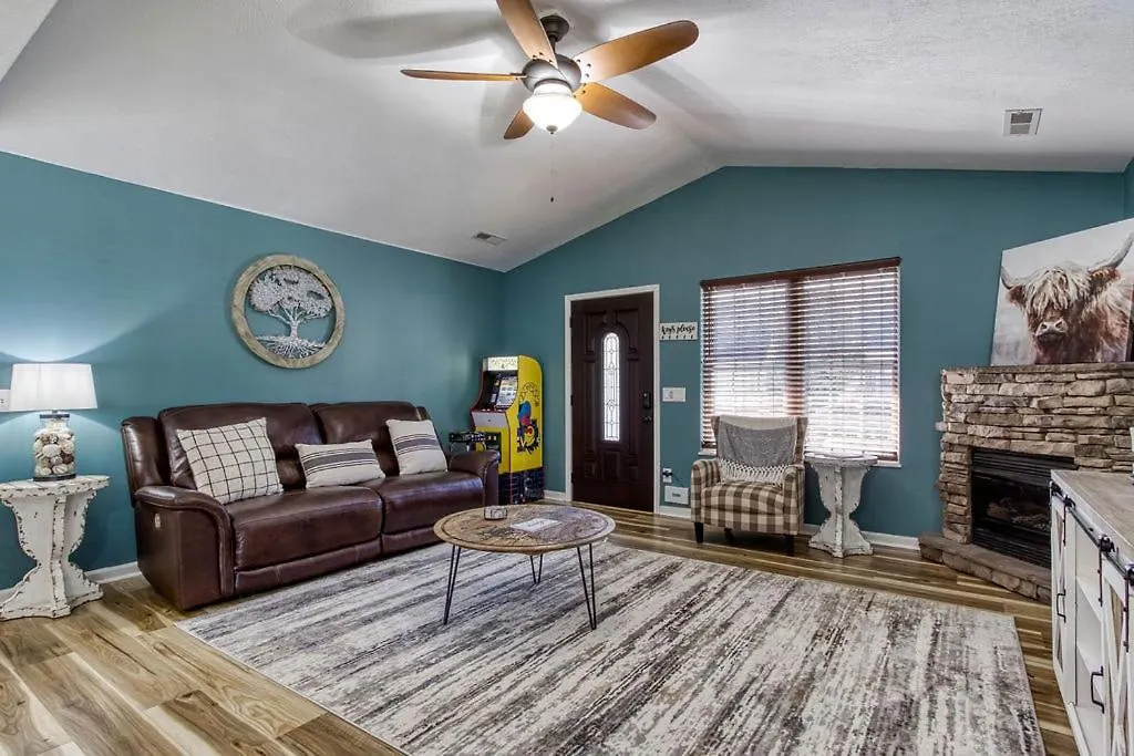 The Mason Jar, Hot Tub, Wifi, 1089 Free Tickets Each Paid Day, Dollywood And More! Chalet Pigeon Forge