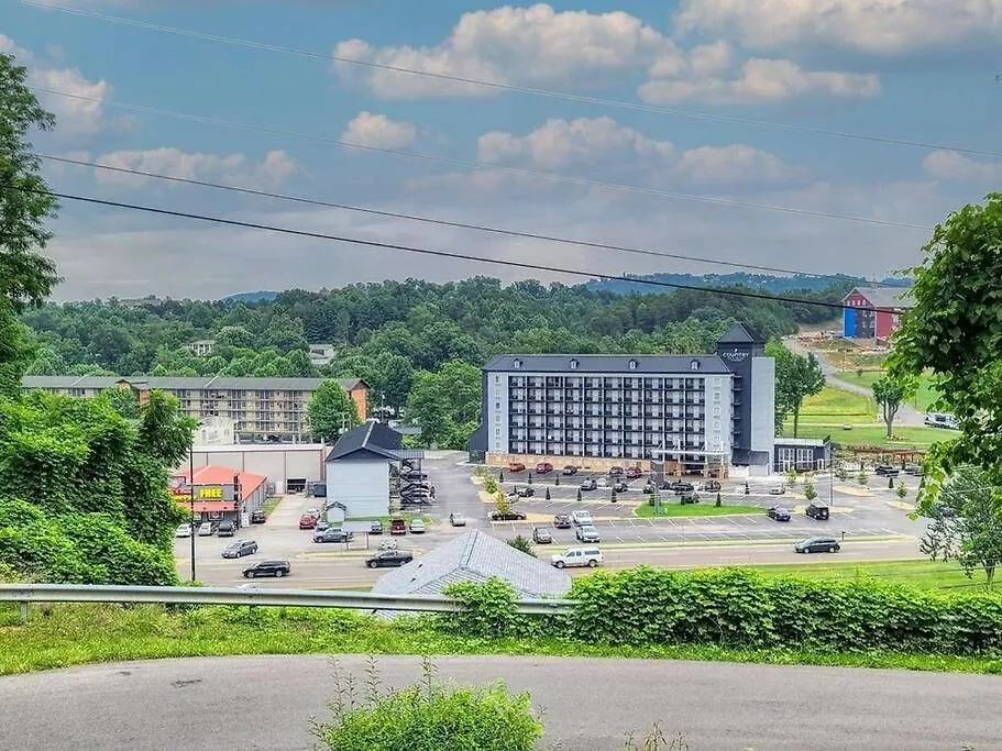 Cozy Log In The Heart Of Pigeon Forge. Hot Tub. Honeymoon! Sleeps 2 度假居
