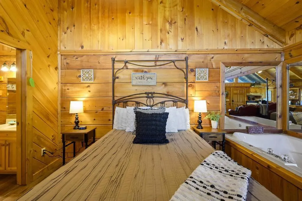 Cozy Log In The Heart Of Pigeon Forge. Hot Tub. Honeymoon! Sleeps 2 度假居