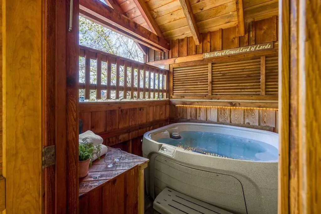 Cozy Log In The Heart Of Pigeon Forge. Hot Tub. Honeymoon! Sleeps 2 度假居