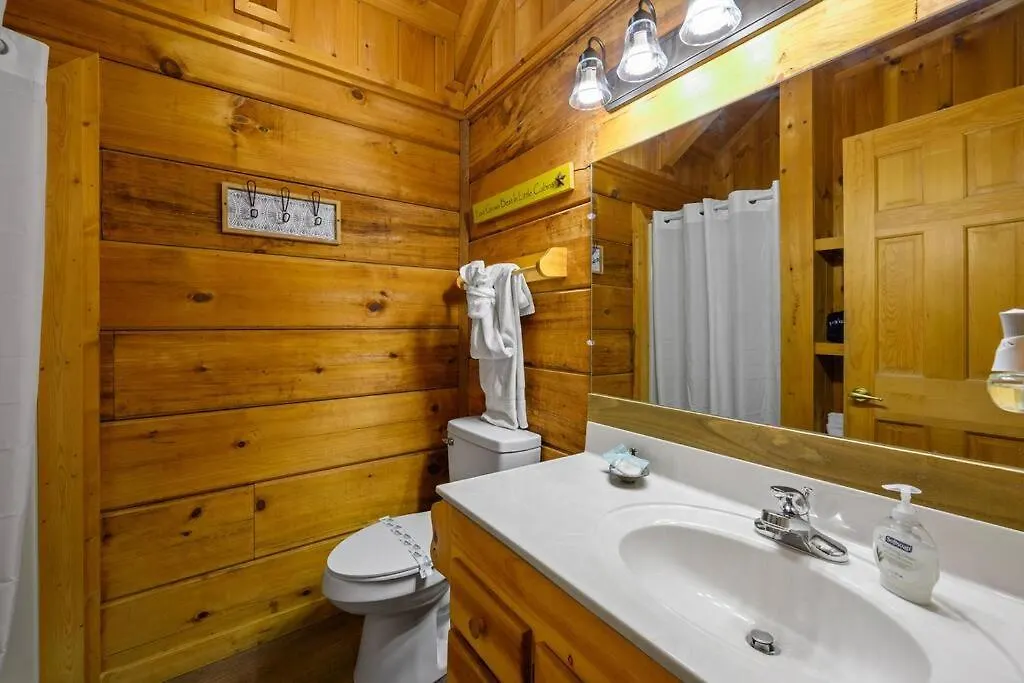 Cozy Log In The Heart Of Pigeon Forge. Hot Tub. Honeymoon! Sleeps 2 度假居