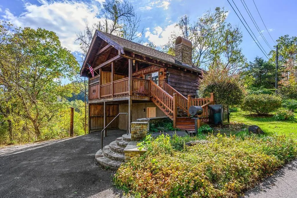 Cozy Log In The Heart Of Pigeon Forge. Hot Tub. Honeymoon! Sleeps 2 Holiday home *