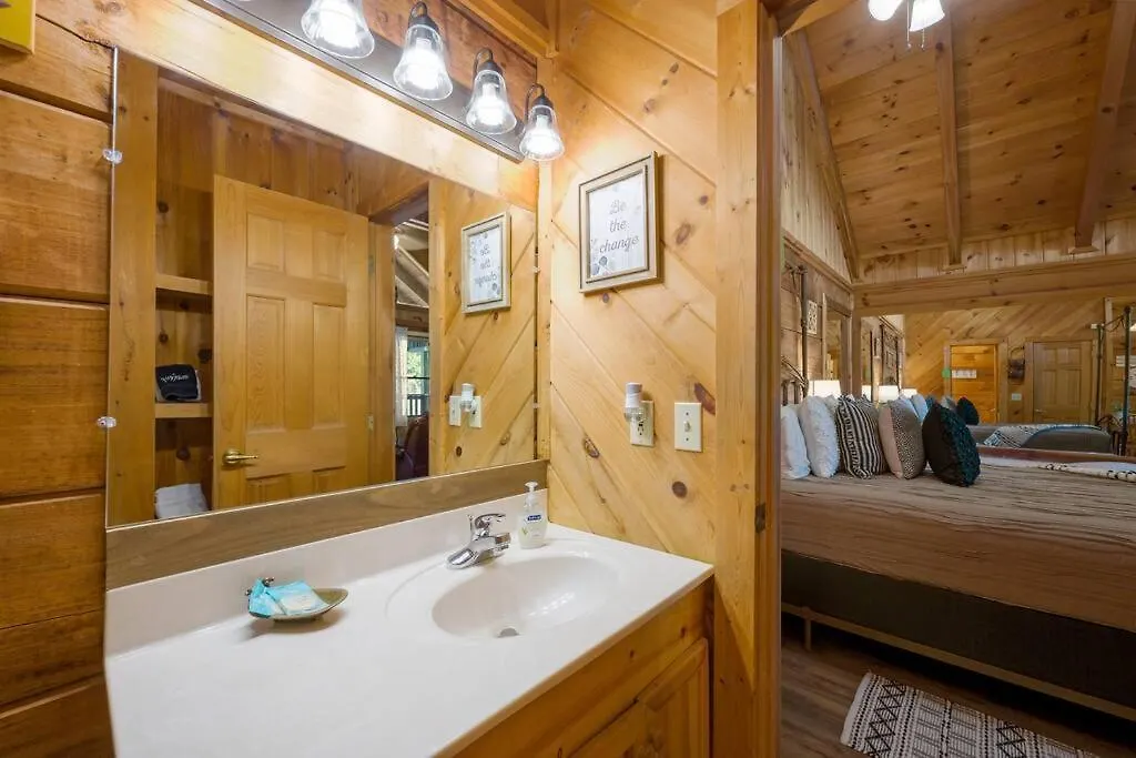 Cozy Log In The Heart Of Pigeon Forge. Hot Tub. Honeymoon! Sleeps 2 Pigeon Forge