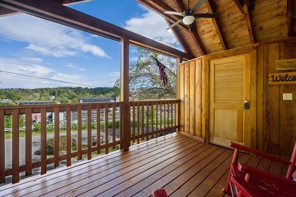 Cozy Log In The Heart Of Pigeon Forge. Hot Tub. Honeymoon! Sleeps 2 Holiday home *