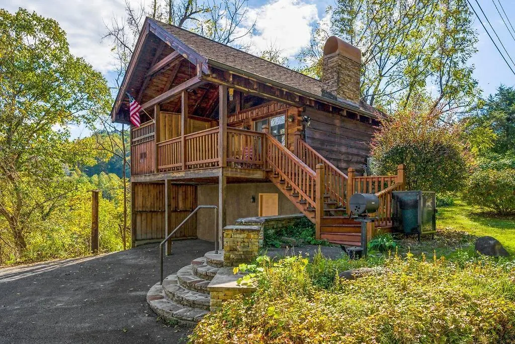 Cozy Log In The Heart Of Pigeon Forge. Hot Tub. Honeymoon! Sleeps 2 *