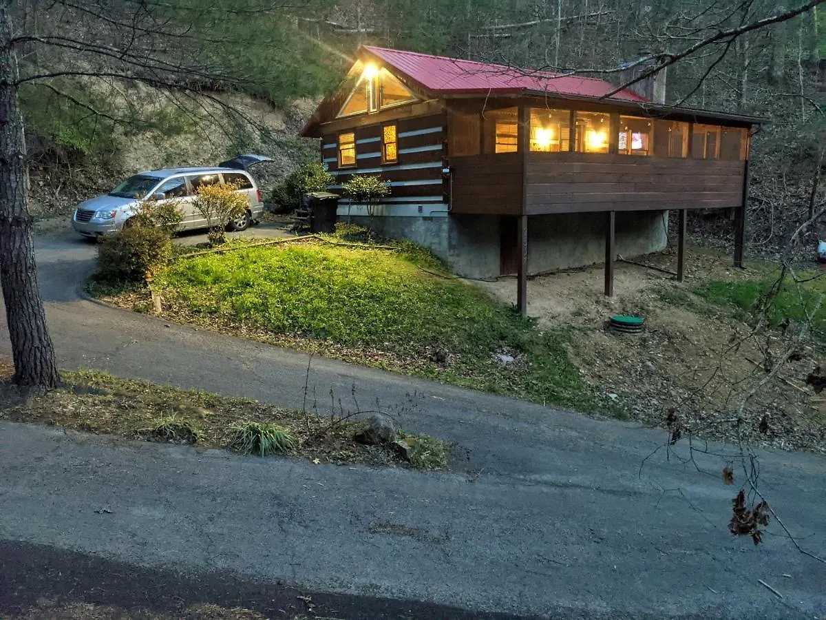The Robins Nest With Hot Tub * Pigeon Forge