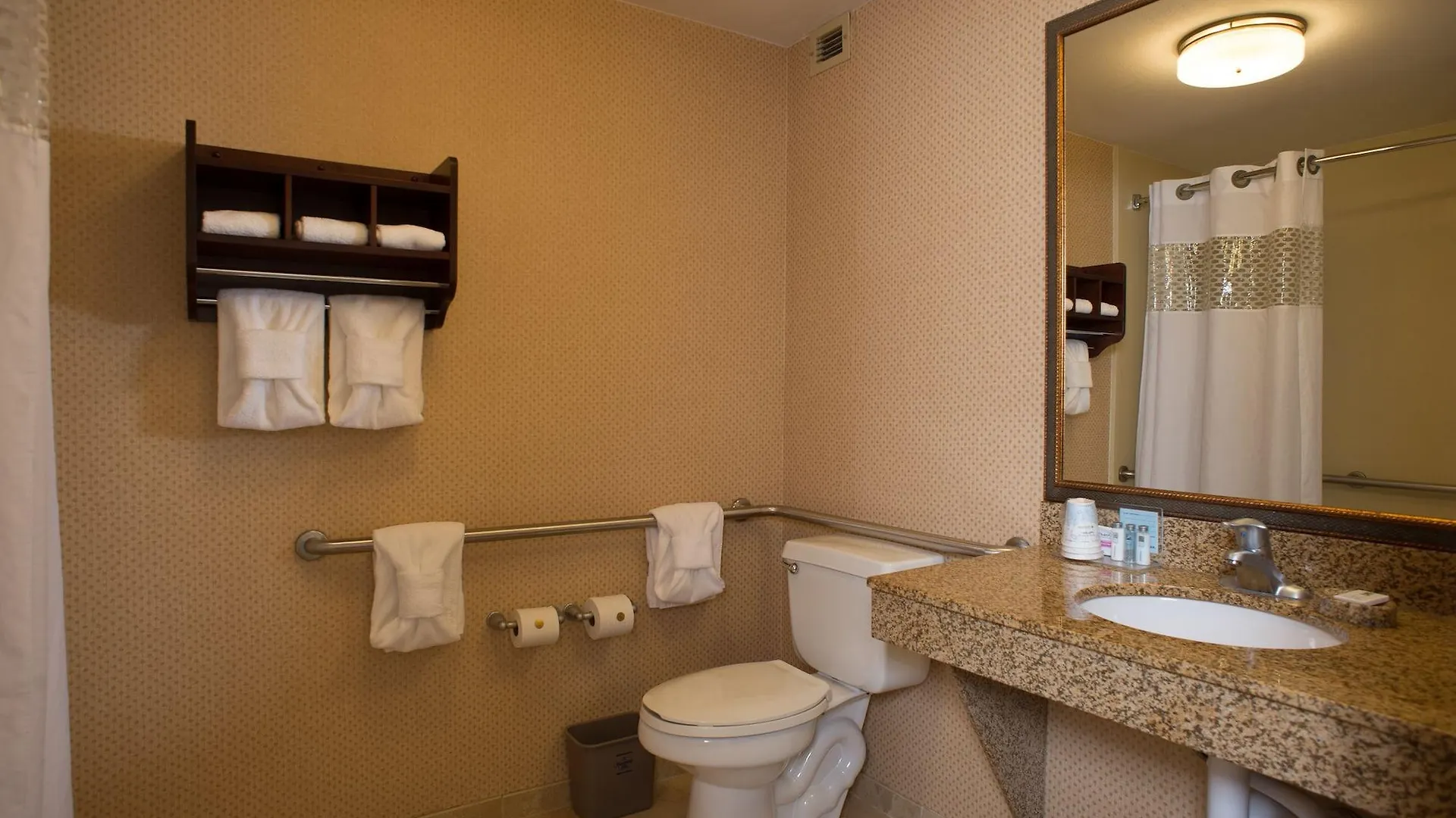 Hotel Hampton & On The Parkway 3*