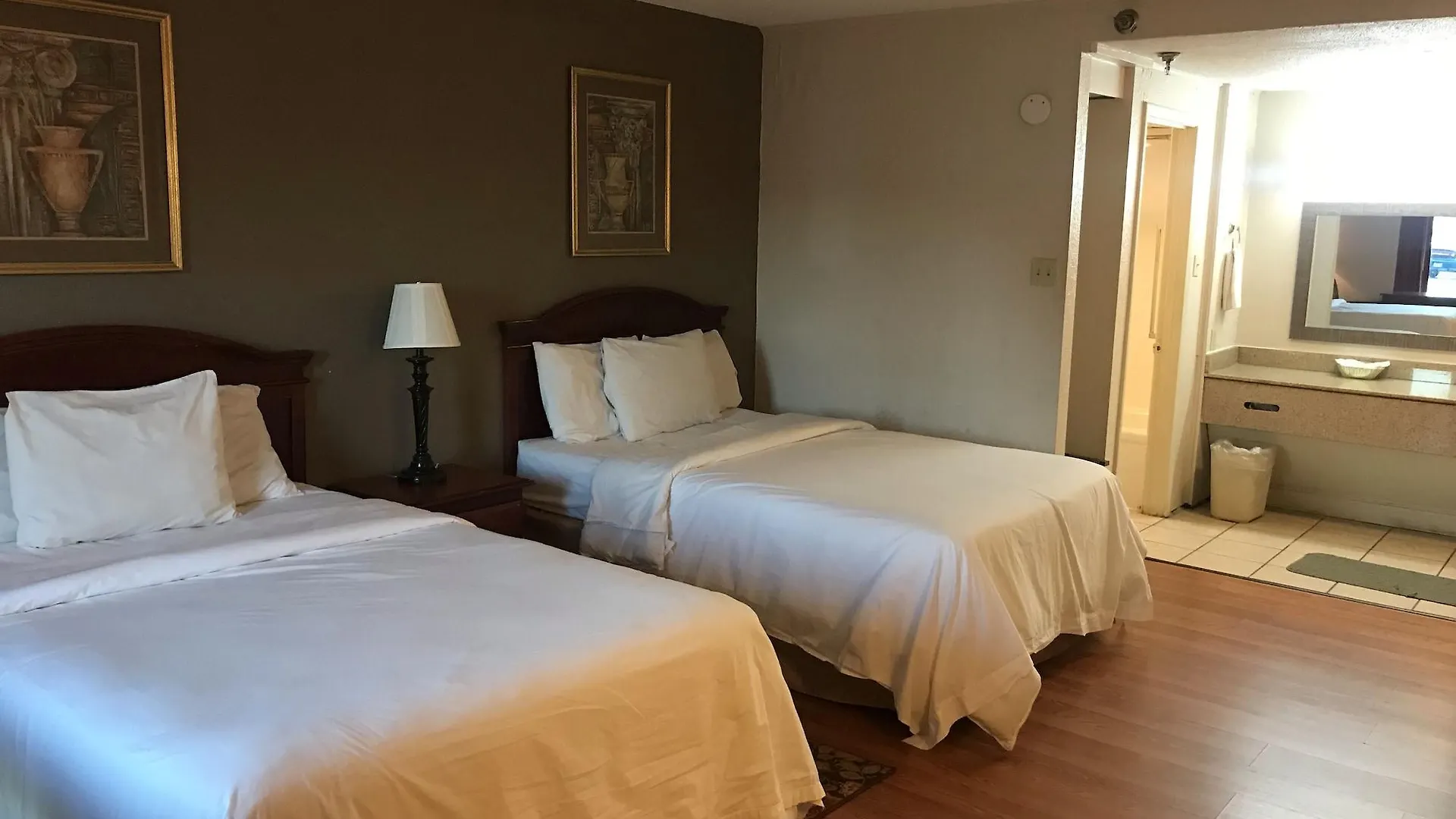 Rodeway On The Parkway Hotel