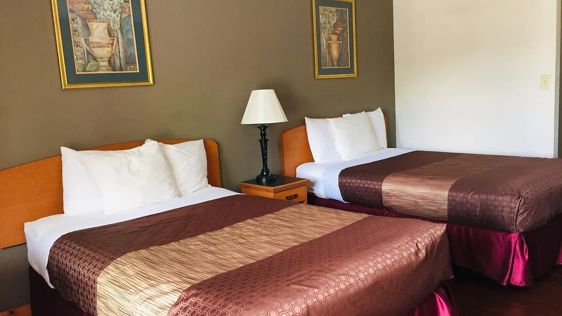 Rodeway On The Parkway Hotel 2*