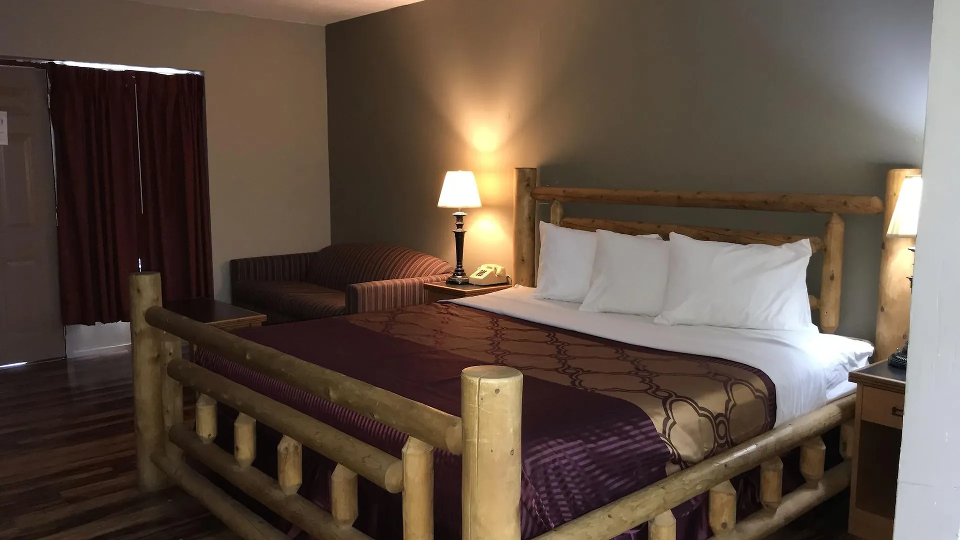 Hotel Rodeway On The Parkway 2*