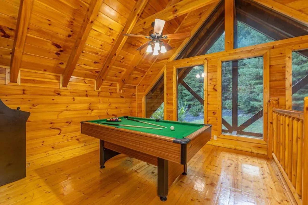 Bear Down With Hot Tub, Pool Table, Arcade Games Holiday home Pigeon Forge
