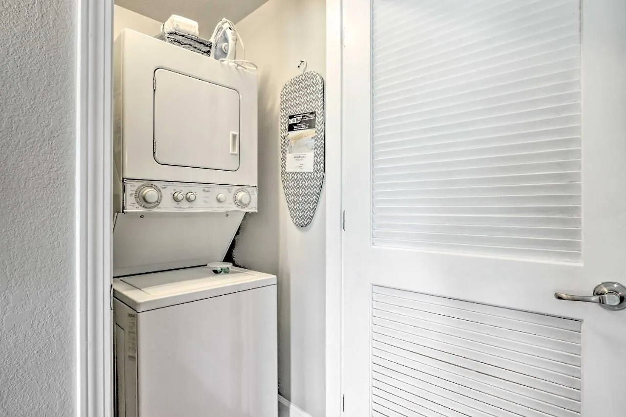Downtown With Pool Access! Apartment
