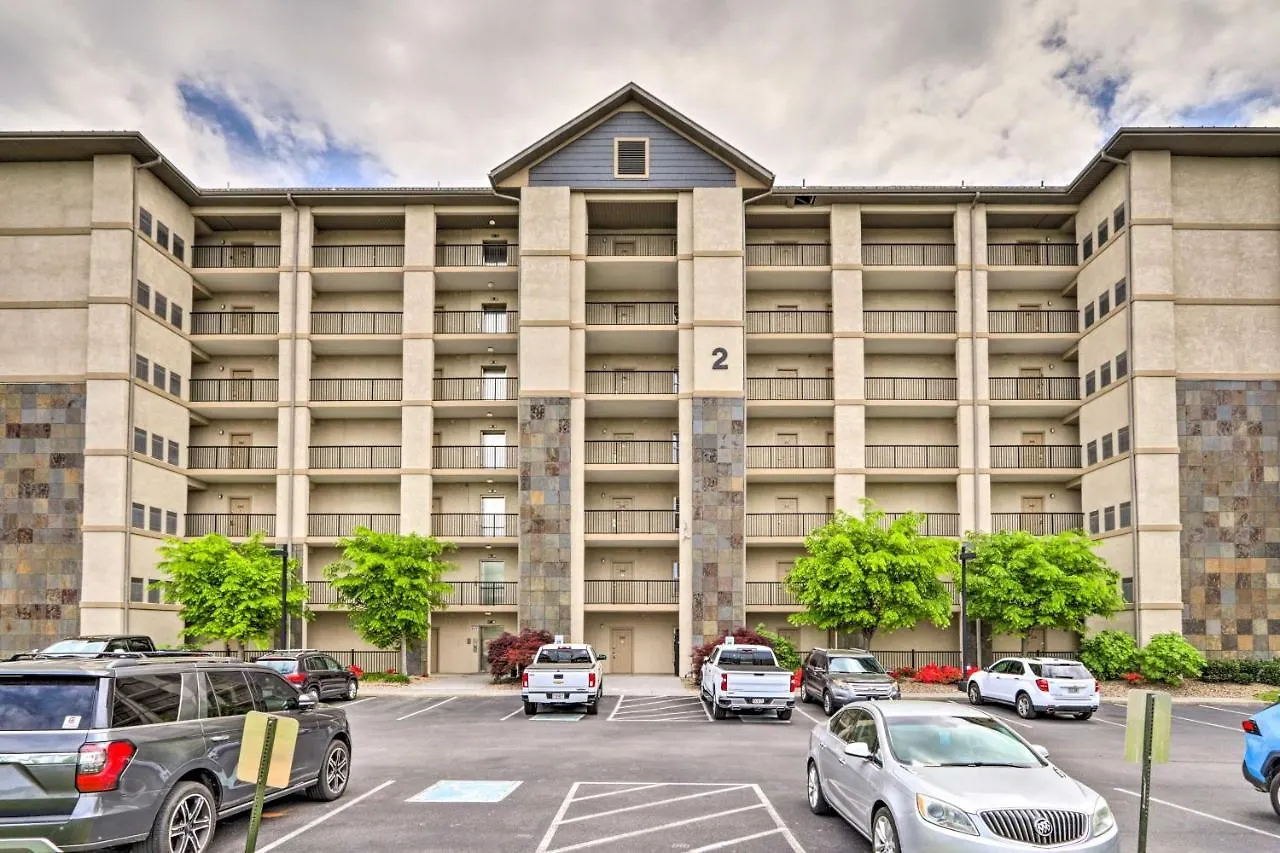 Downtown With Pool Access! Pigeon Forge
