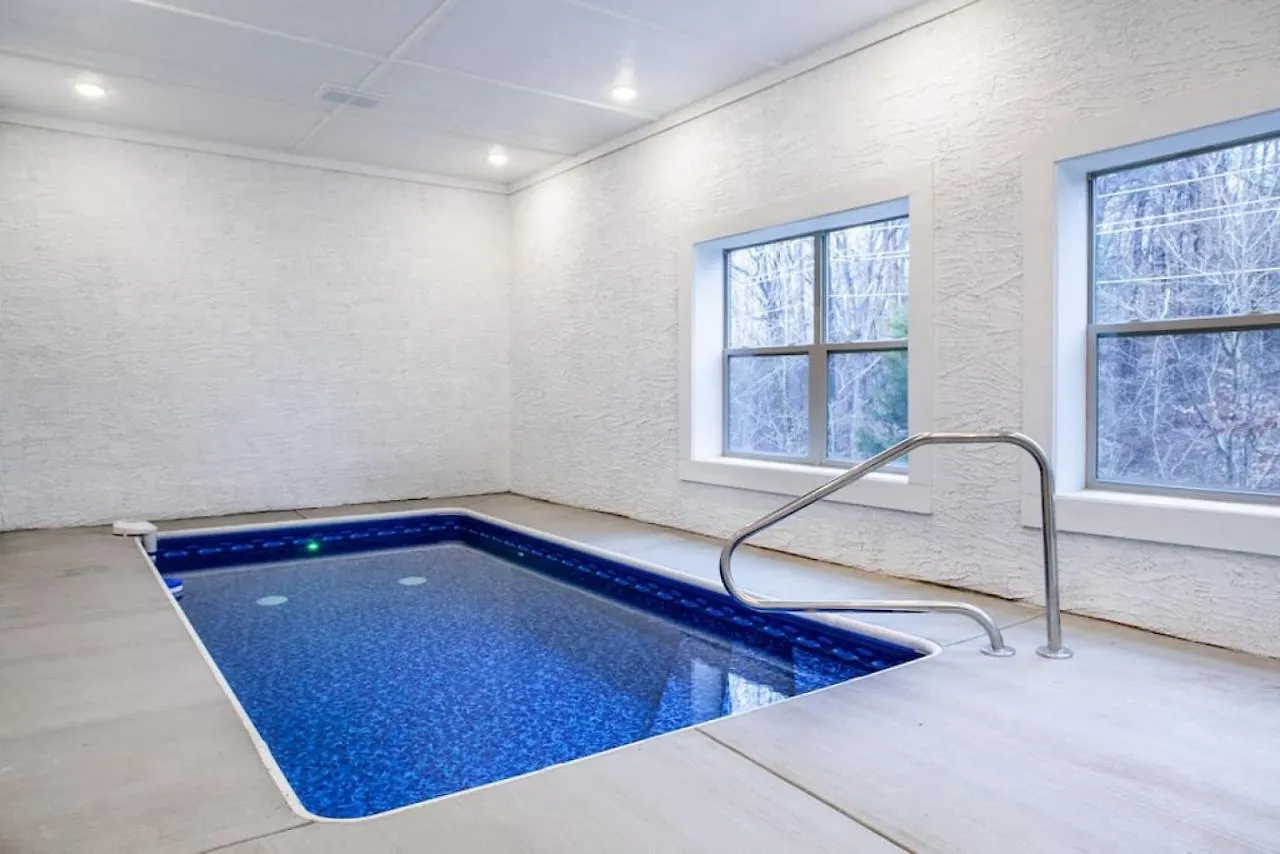 Swimming Bears Two With Pools And Hottubs Holiday home *