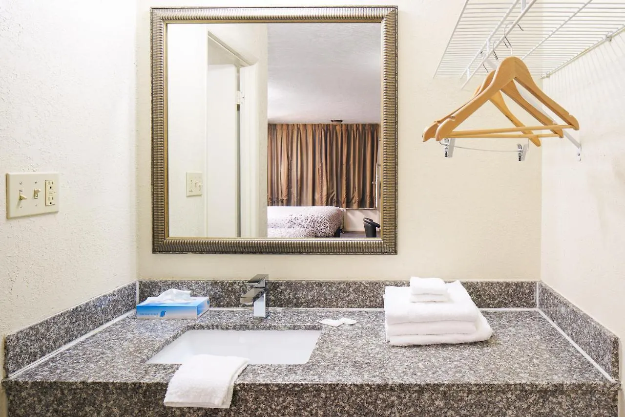 Americana A Travelodge By Wyndham Motel