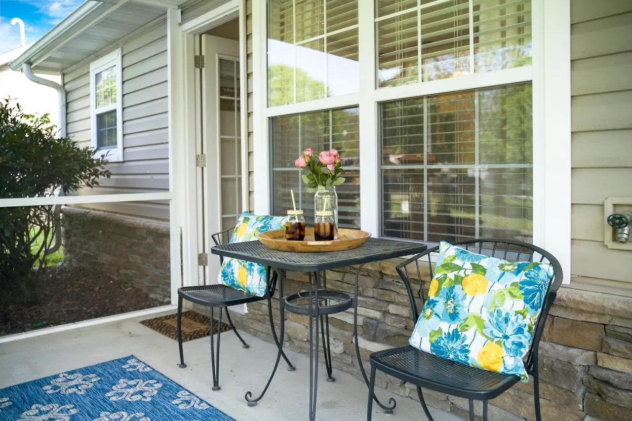 Holiday home Luxe Quiet Townhouse W/parking/pool/by Dollywood *