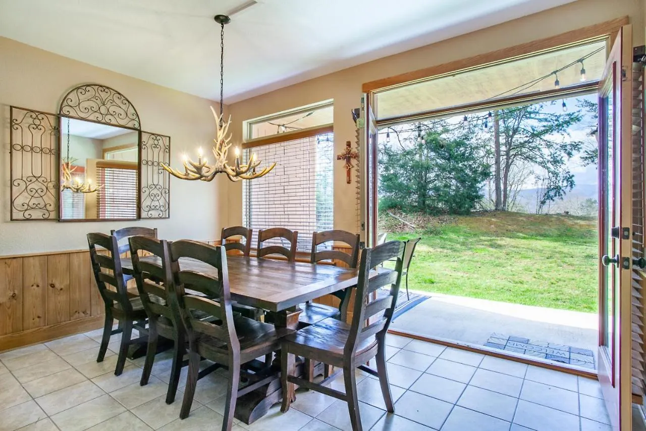 Higher Ground With Mountain And Golf View Holiday home Pigeon Forge