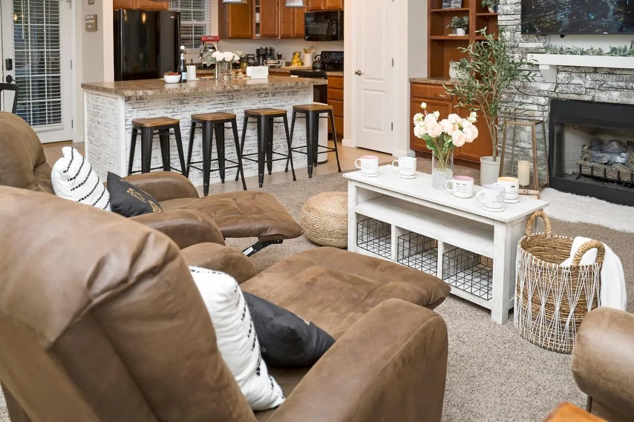 Luxe Quiet Townhouse W/parking/pool/by Dollywood Holiday home