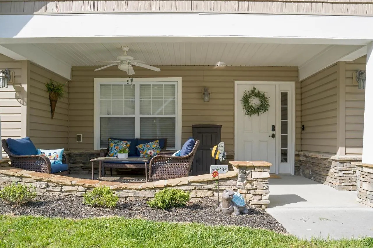 Luxe Quiet Townhouse W/parking/pool/by Dollywood Holiday home