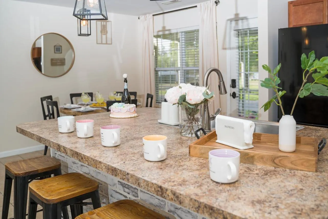 Holiday home Luxe Quiet Townhouse W/parking/pool/by Dollywood *