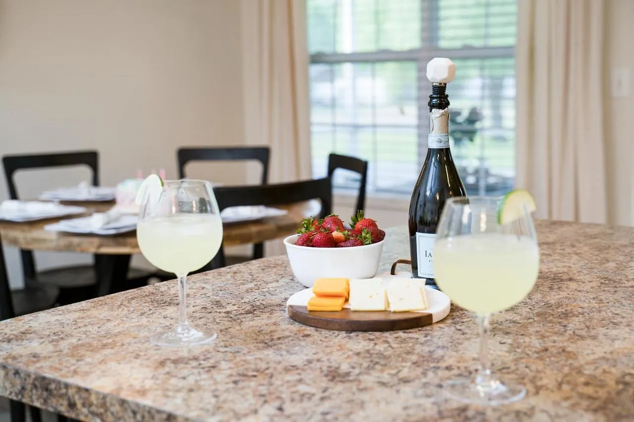 Luxe Quiet Townhouse W/parking/pool/by Dollywood Holiday home *
