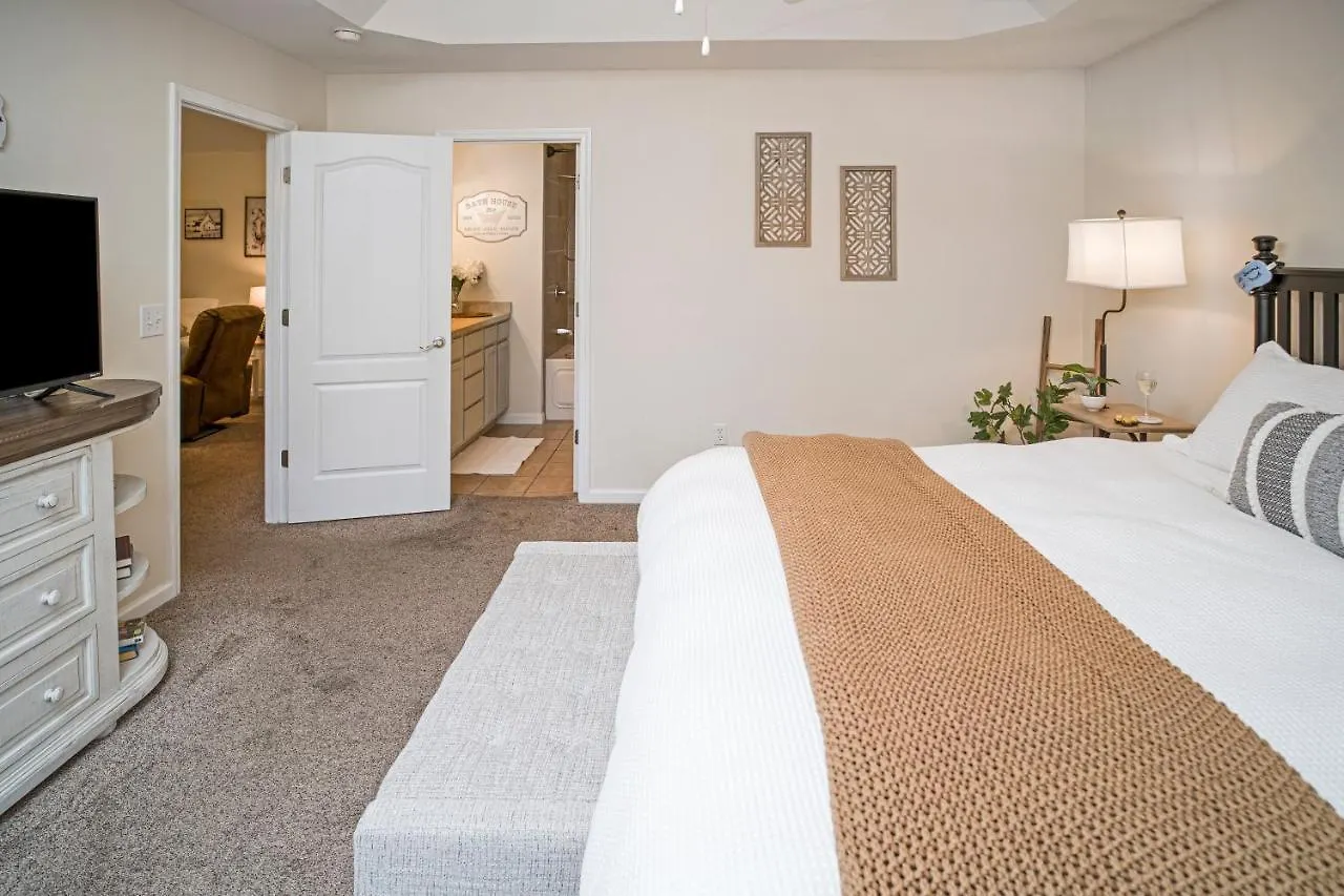 Luxe Quiet Townhouse W/parking/pool/by Dollywood Holiday home