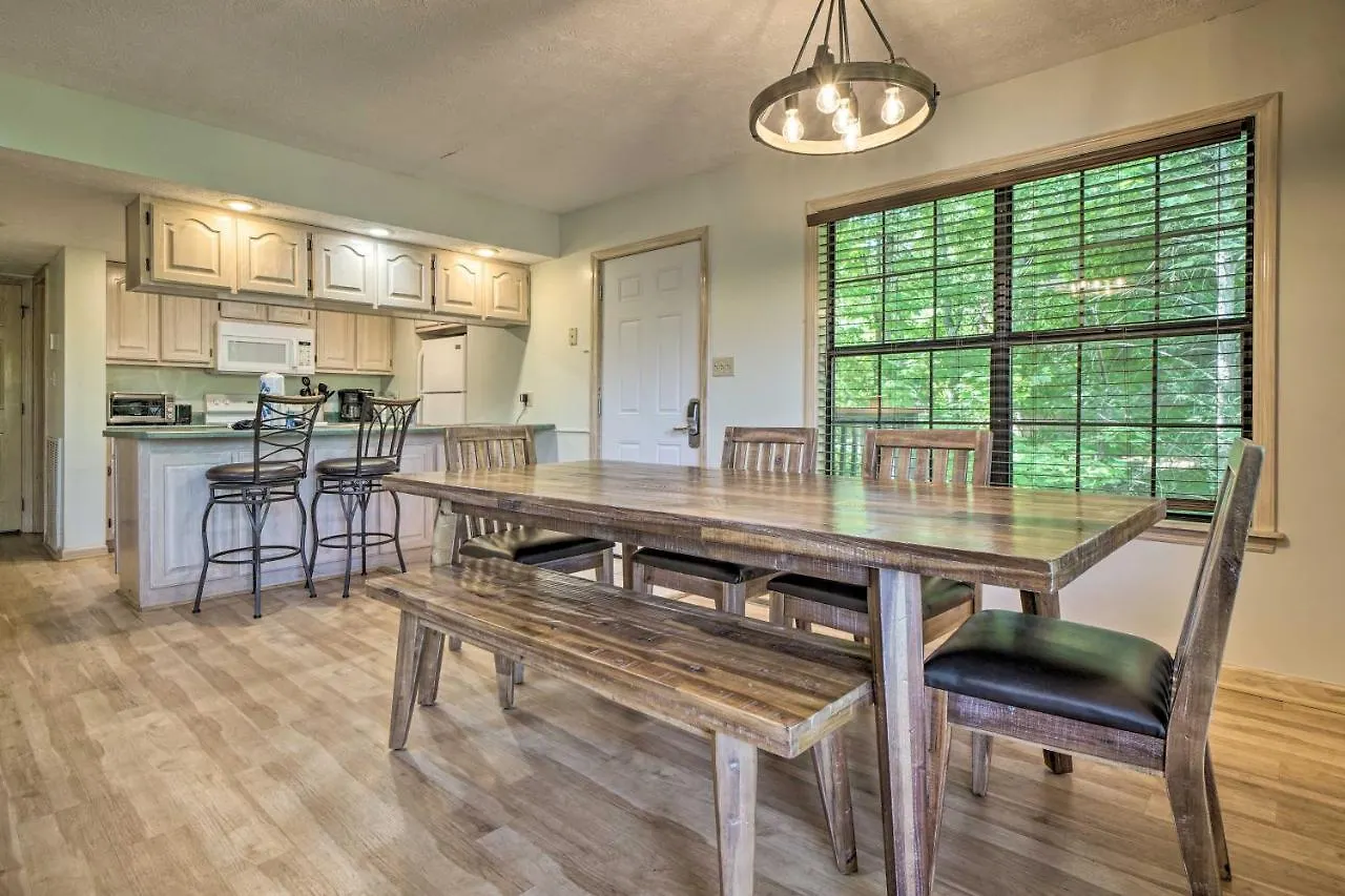 Rustic With Private Hot Tub! Holiday home Pigeon Forge
