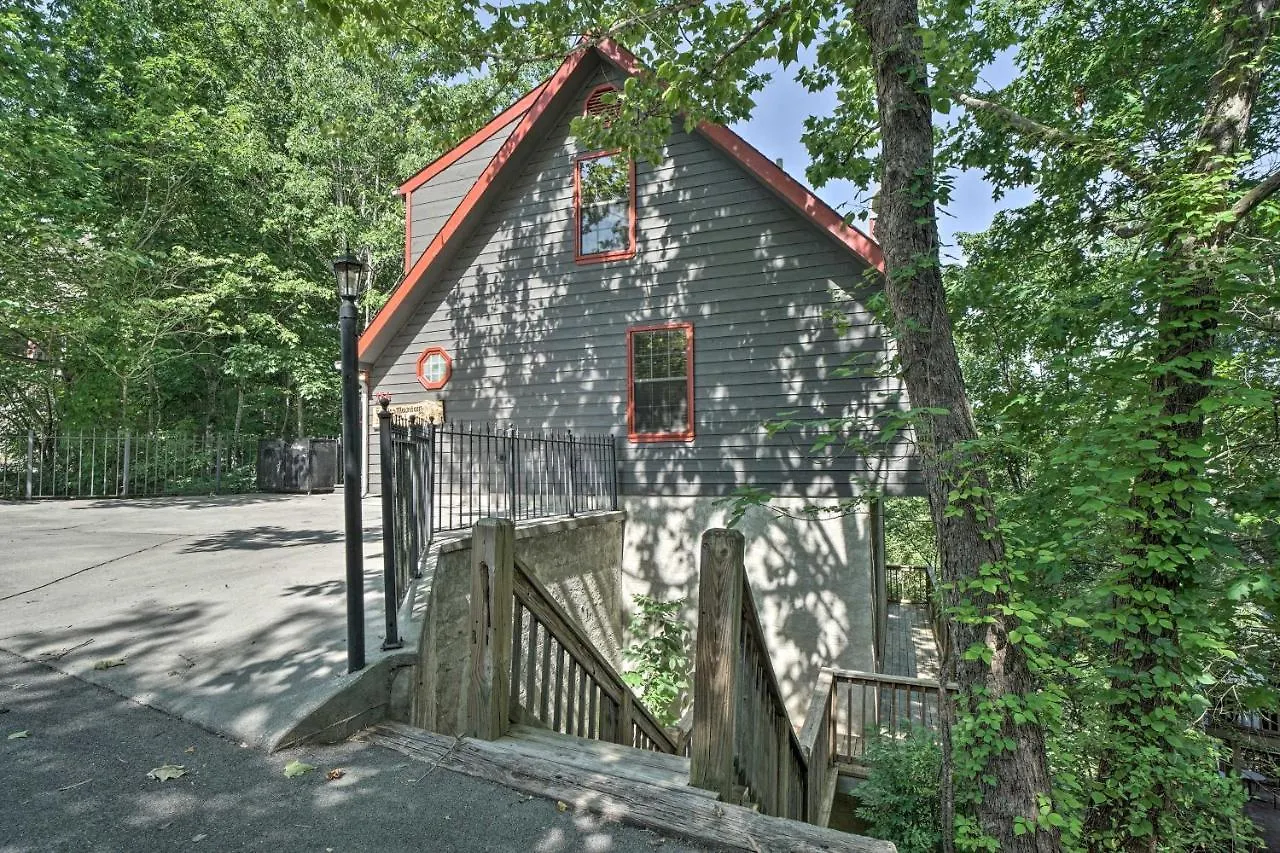 Rustic With Private Hot Tub! Holiday home Pigeon Forge