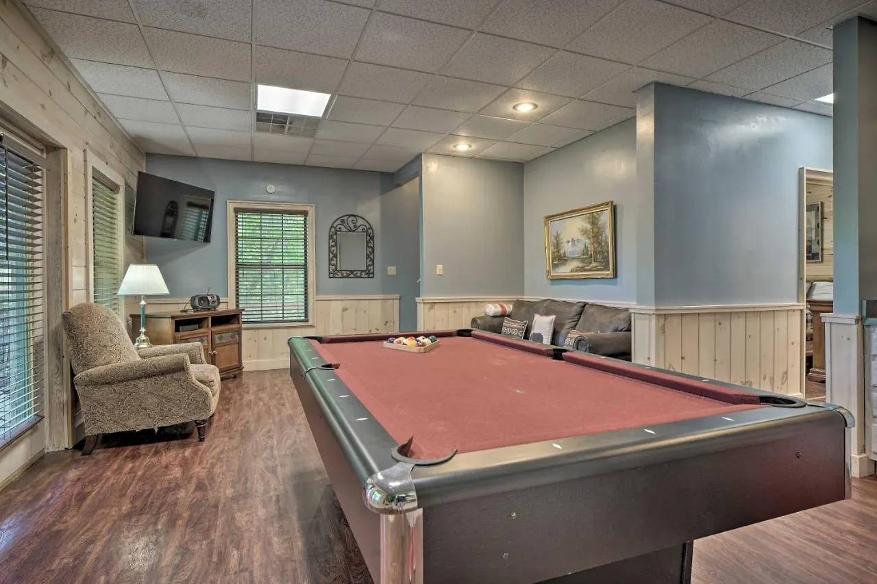 Rustic With Private Hot Tub! Holiday home Pigeon Forge