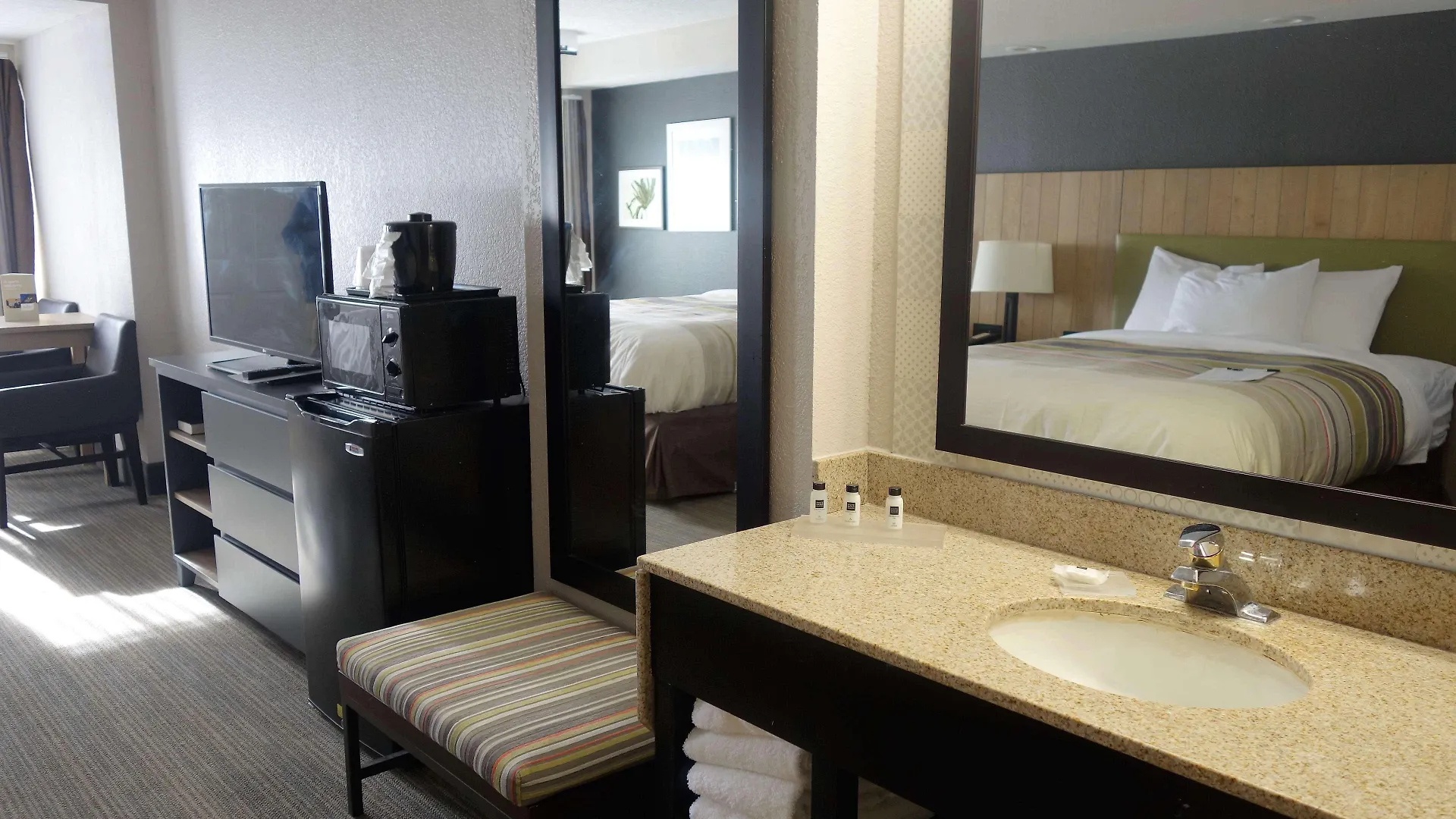 Hotel Country & By Radisson, South, Tn