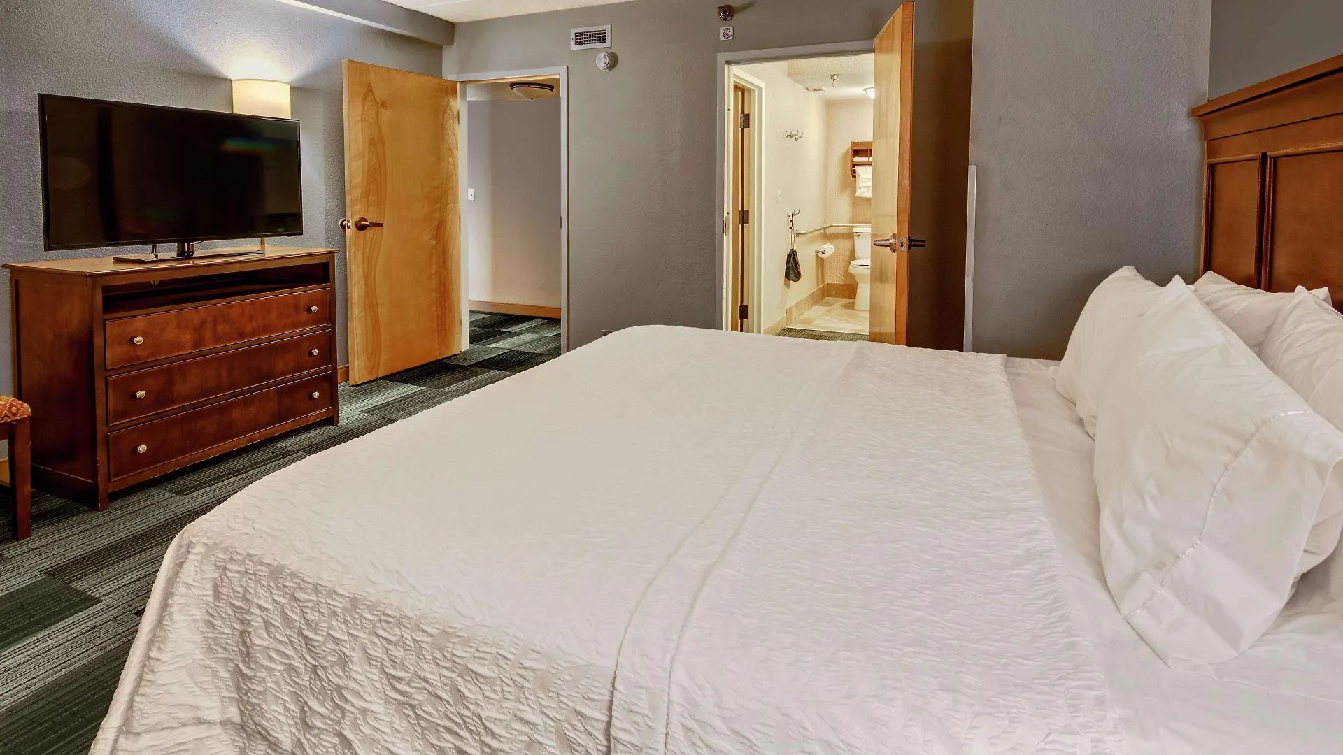 Hampton & On The Parkway Hotel