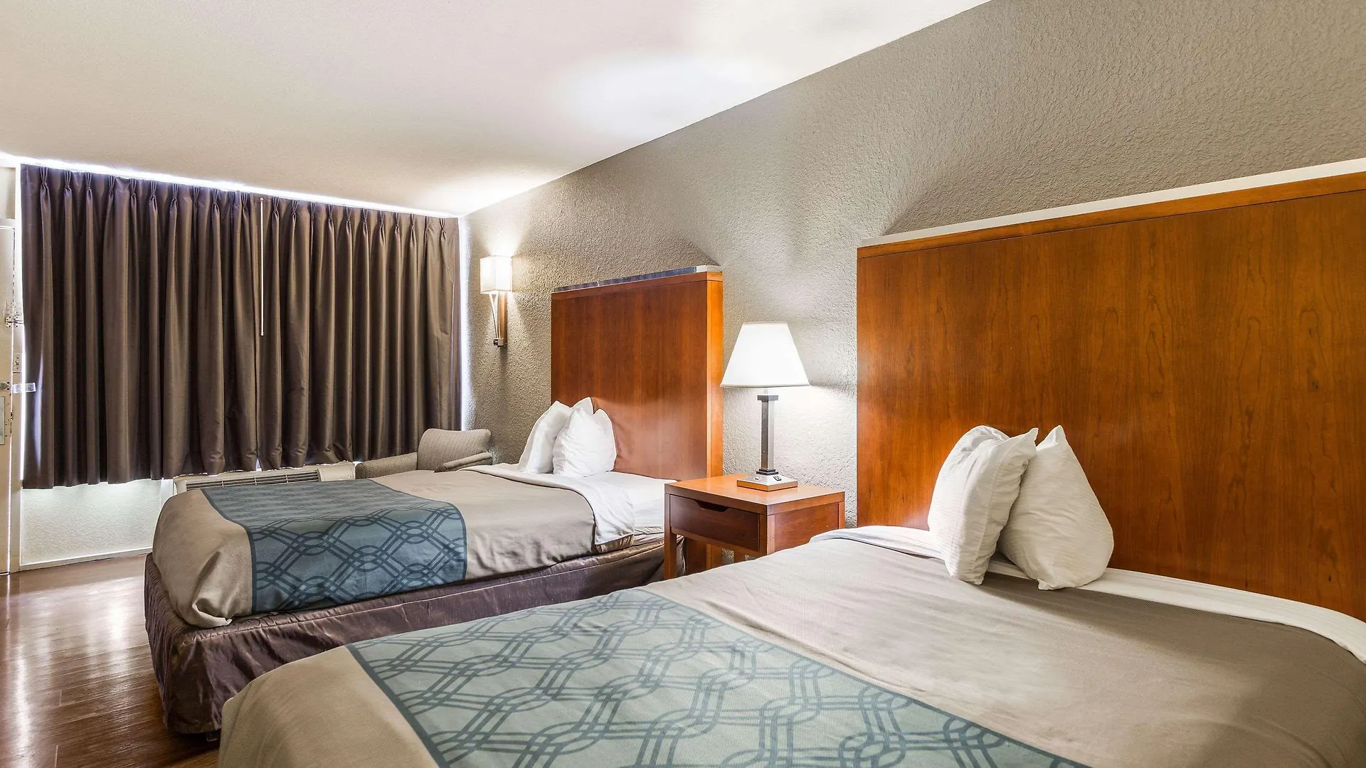 Econo Hotel 2*