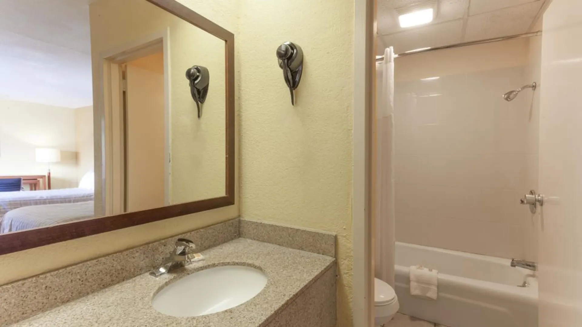 Econo Hotel 2*