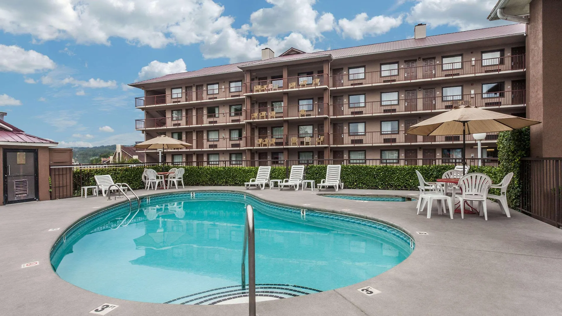Hotel Baymont By Wyndham Near Island Drive Pigeon Forge