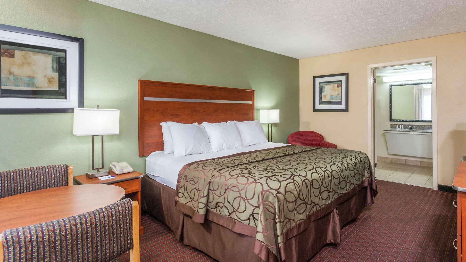 Baymont By Wyndham Near Island Drive 3*