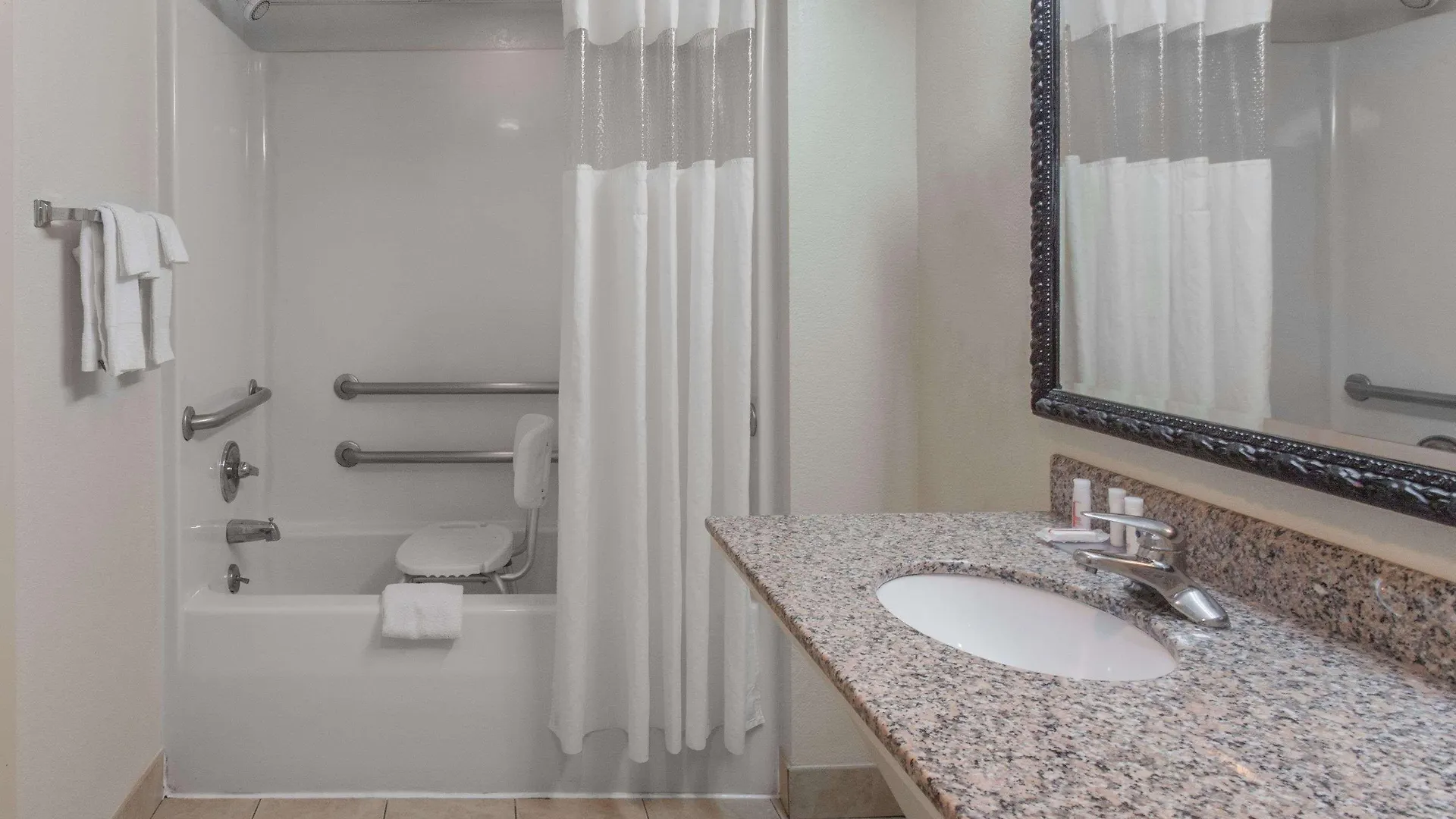 Baymont By Wyndham Near Island Drive Hotel 3*