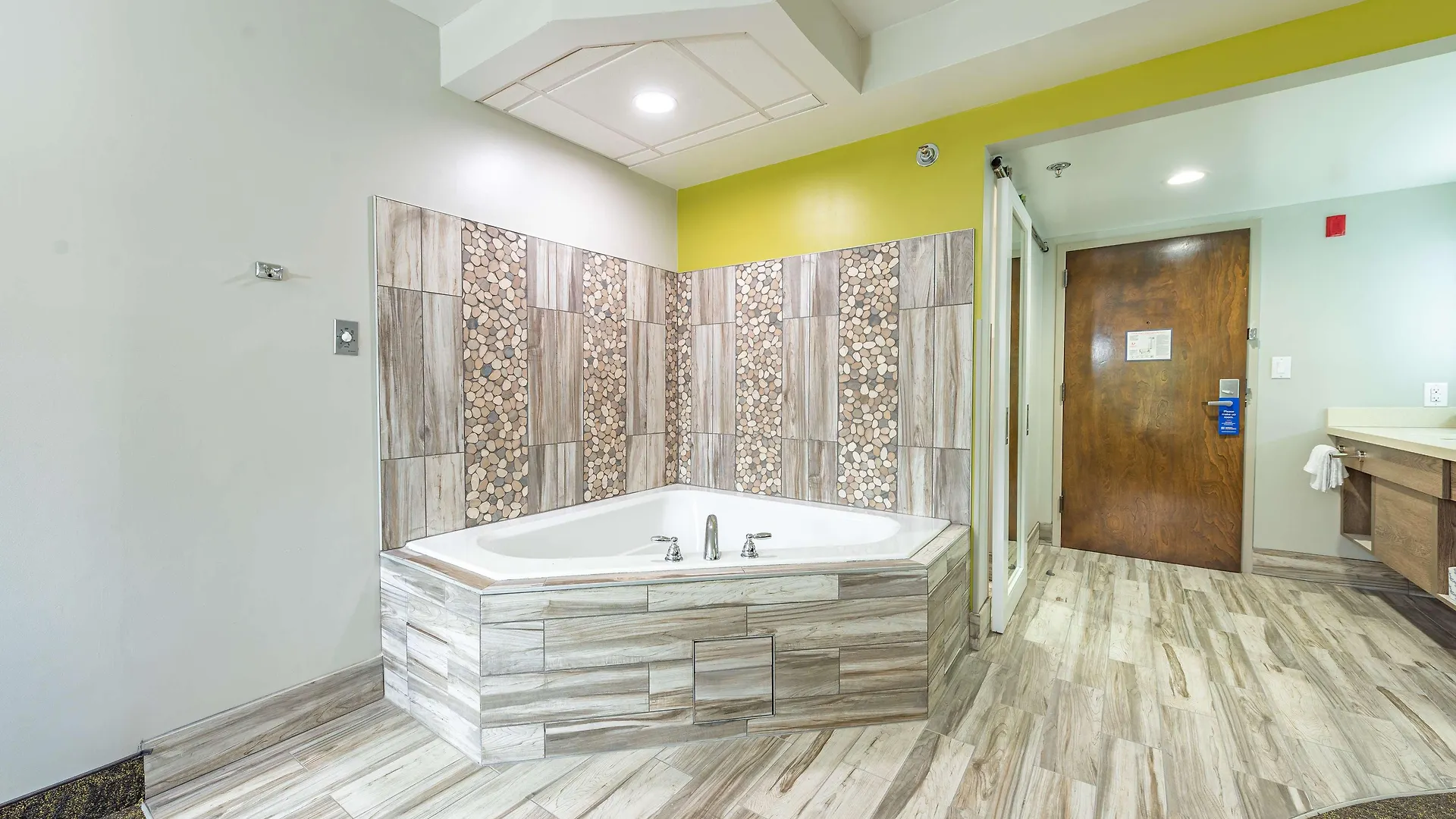 Western Apple Valley Hotel 3*