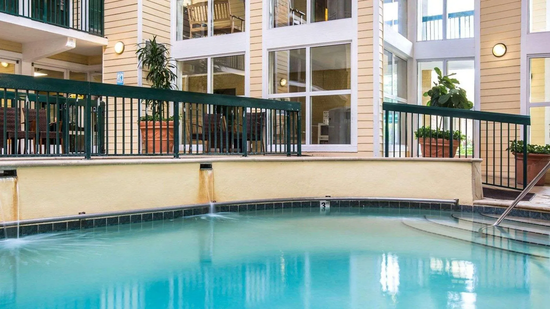Econo Riverside Lodge