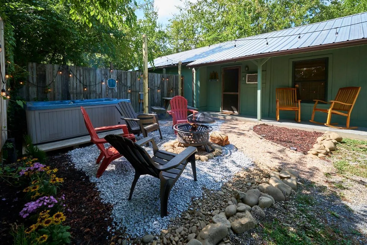Steps From Downtown Parkway + Private Hottub And Firepit - Wifi - Firefly Apartment