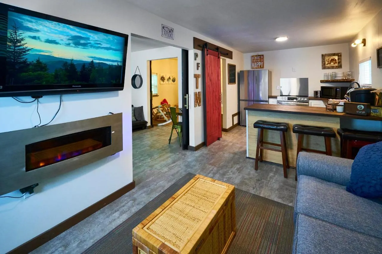Steps From Downtown Parkway + Private Hottub And Firepit - Wifi - Firefly Apartmán