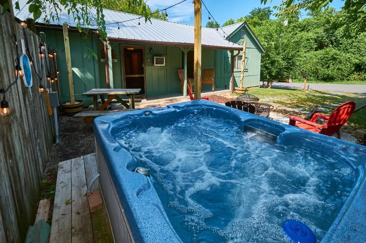 Steps From Downtown Parkway + Private Hottub And Firepit - Wifi - Firefly Apartmán