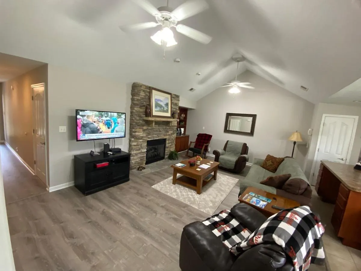 New Listing! 2 Beds And 1 Pullout Sofa In Pigeon Forge-dollywood-1 Level-2 Car Garage-gatlinburg, Wifi, Pool Apartment *