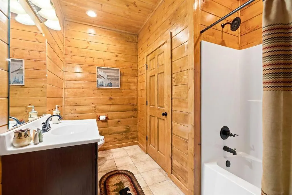 Luxury Cabin - Golden Tee, Hot Tub, Top Location!! * Pigeon Forge