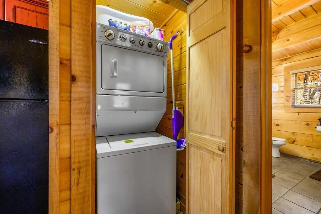 Charming Cabin W/ Hot Tub, Game Room, Location Chalet Pigeon Forge
