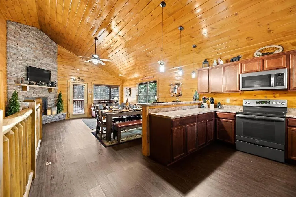 Luxury Cabin - Golden Tee, Hot Tub, Top Location!!
