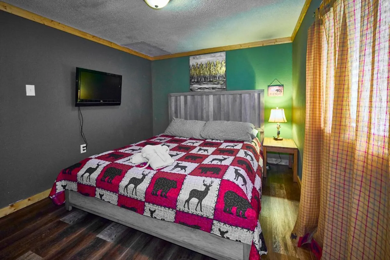 Steps From Downtown Parkway + Private Hottub And Firepit - Wifi - Firefly Apartment *