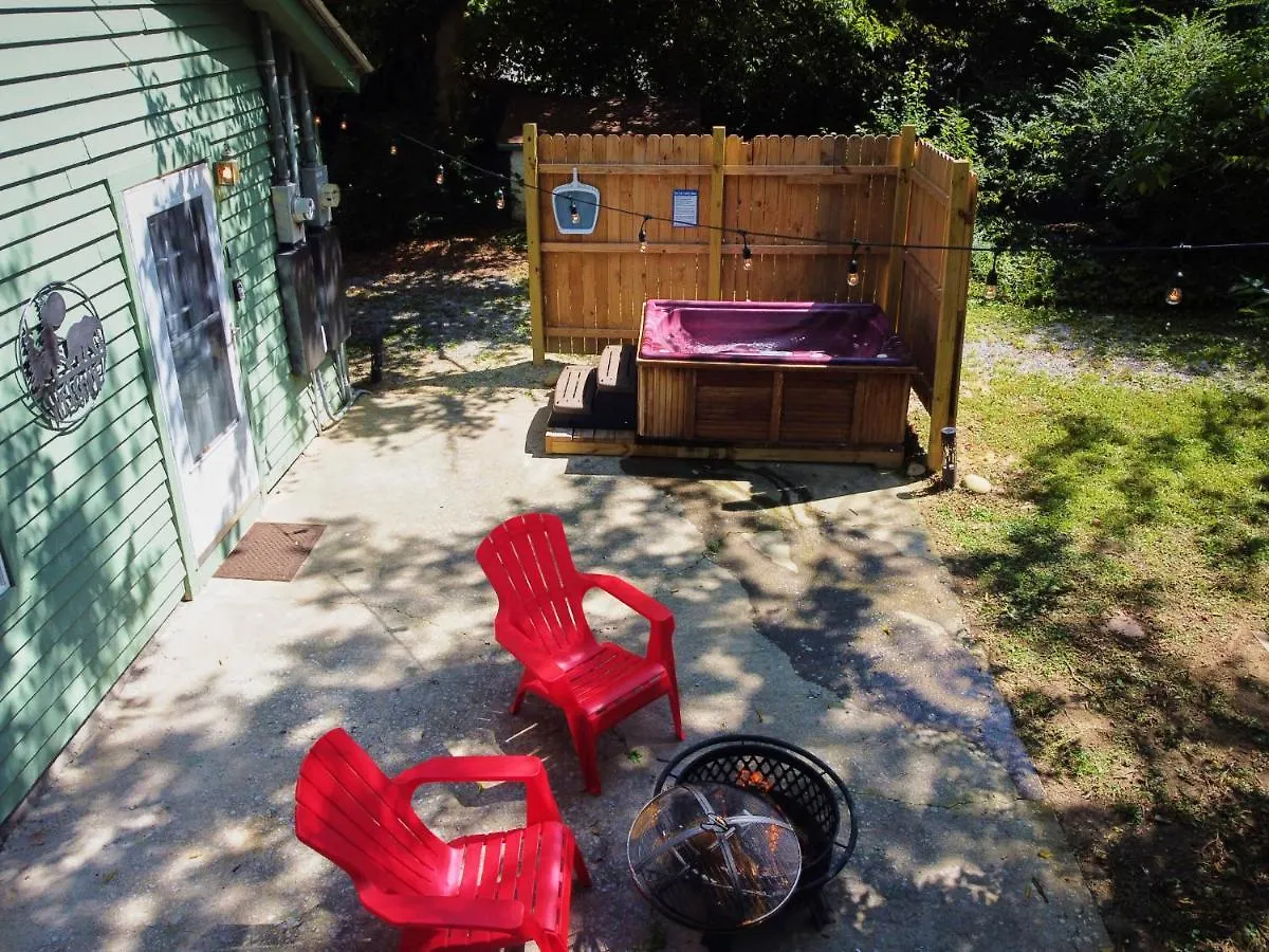 Steps From Downtown Parkway + Private Hottub And Firepit - Wifi - Firefly Apartment