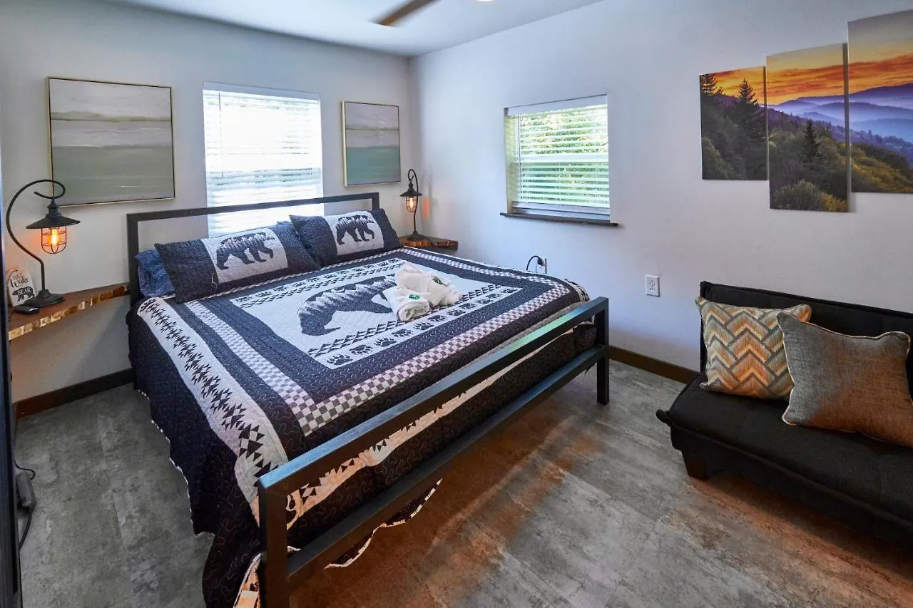 Steps From Downtown Parkway + Private Hottub And Firepit - Wifi - Firefly Apartmán