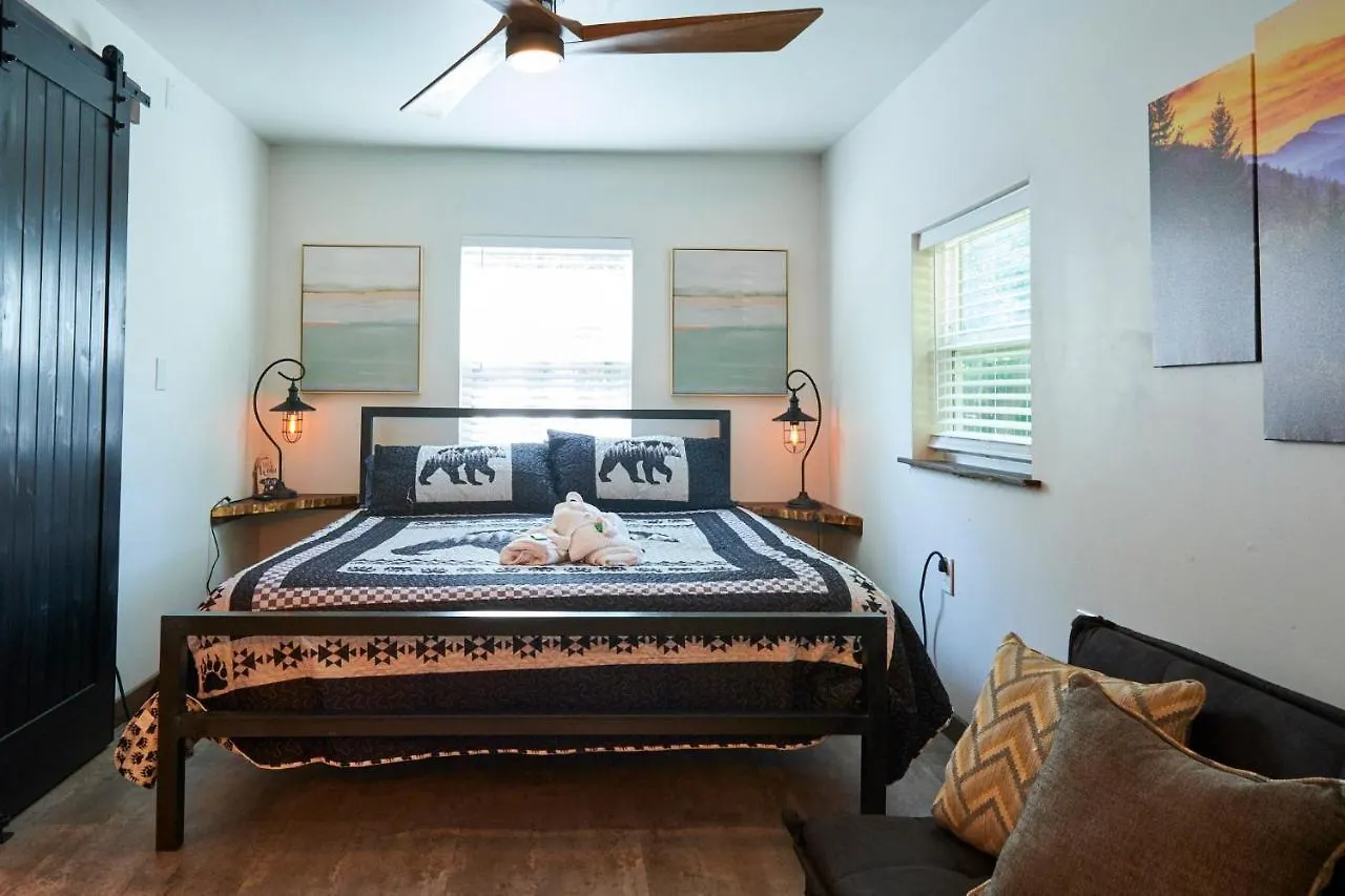 Steps From Downtown Parkway + Private Hottub And Firepit - Wifi - Firefly *