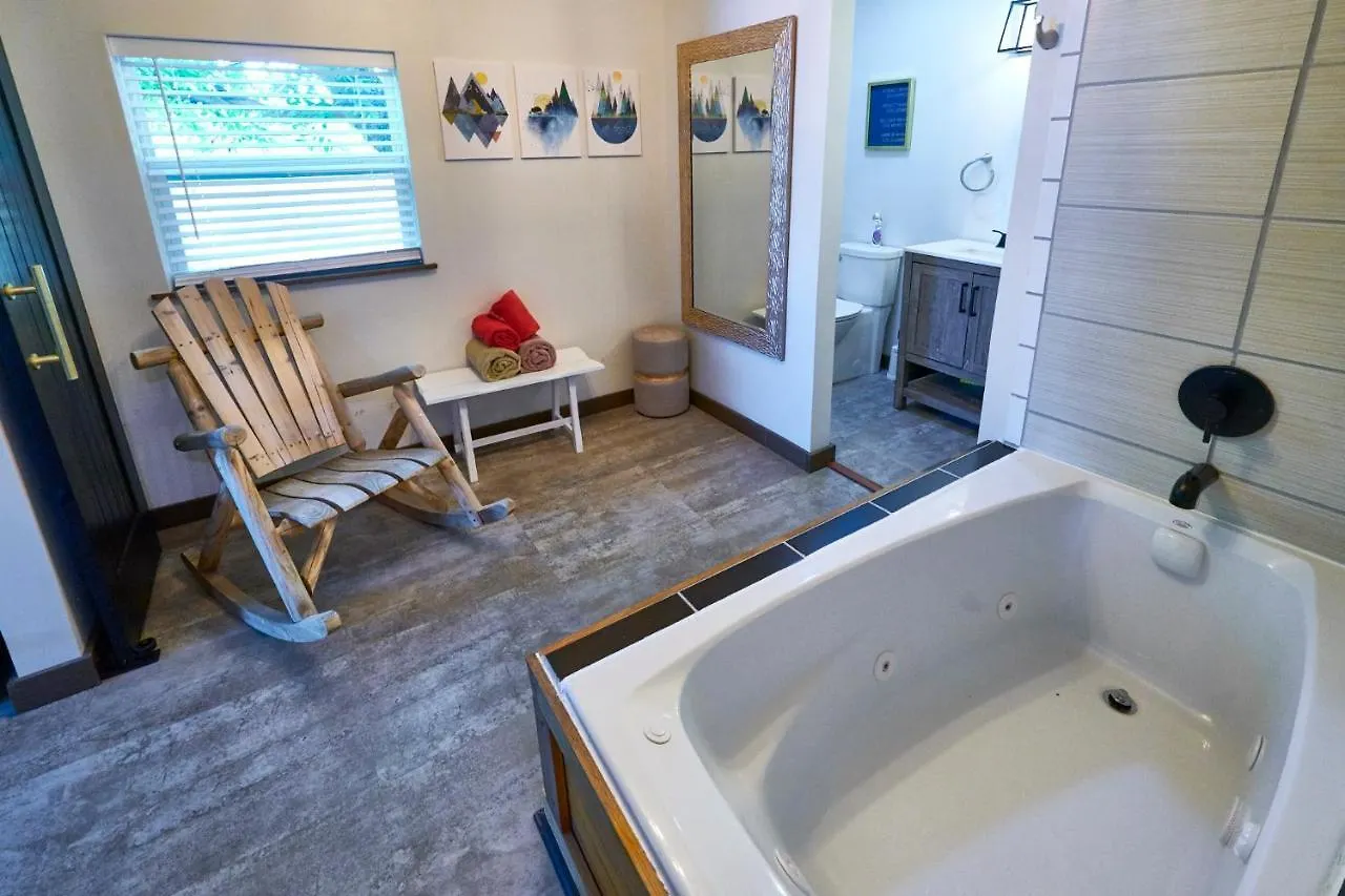 Steps From Downtown Parkway + Private Hottub And Firepit - Wifi - Firefly *